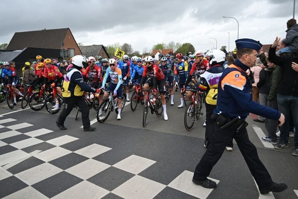 Chaos in Ronde van Vlaanderen leidt tot geschokte reacties: 'Ik zou toch zo in mijn broek schijten'