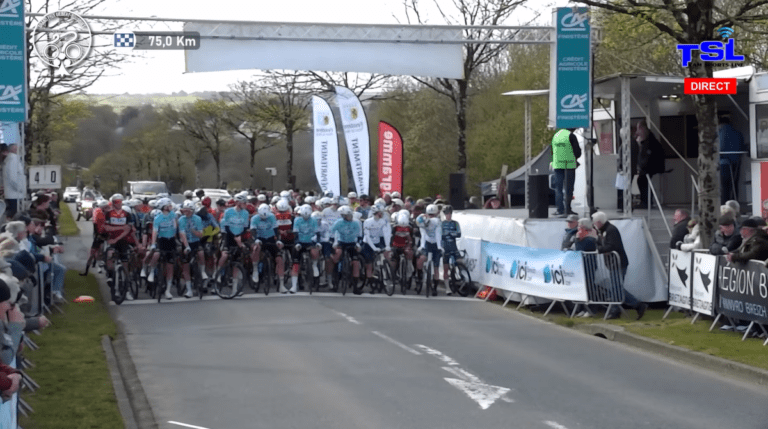 Drama tijdens wielerkoers: auto rijdt plots parcours op en zorgt voor heftige valpartij