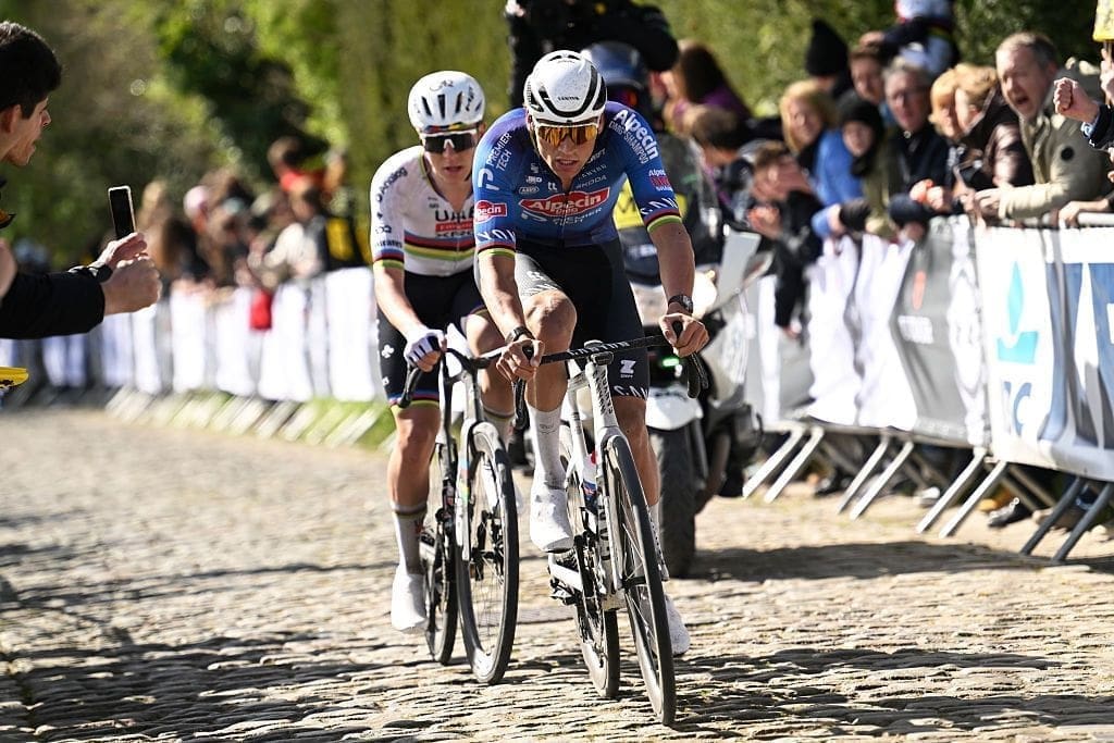 Topwielrenner Mathieu van der Poel geeft vlak voor Parijs-Roubaix hoopvol signaal af