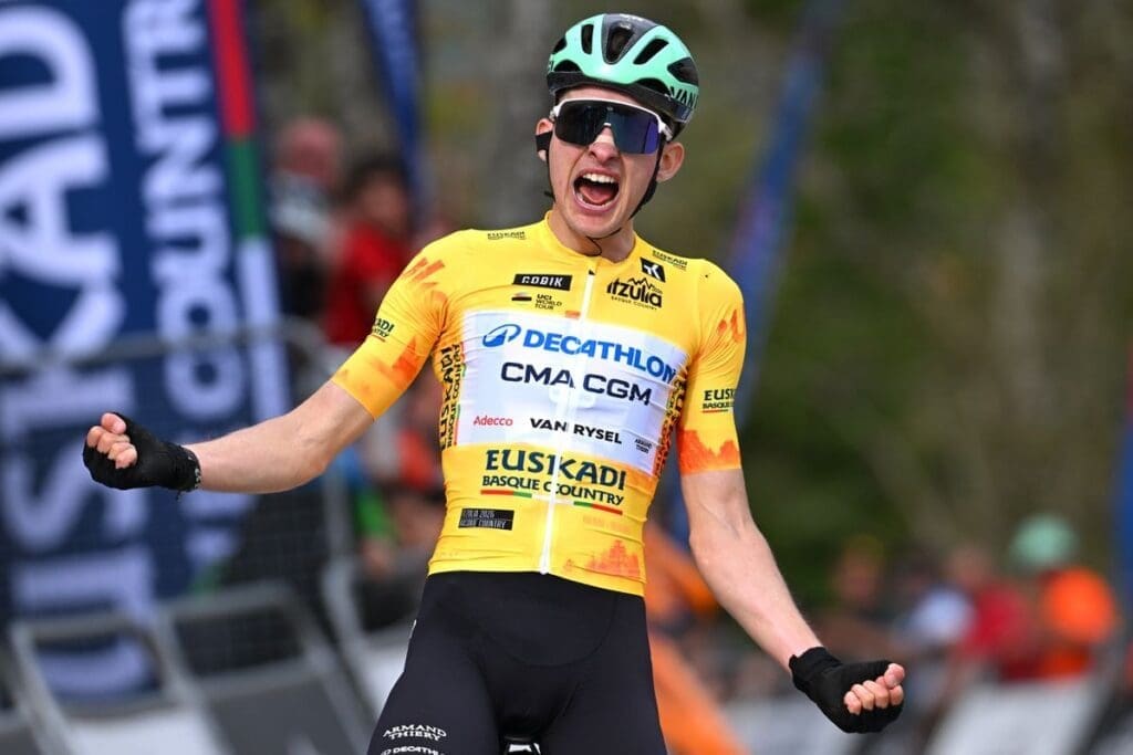 Wielersensatie (19) laat monden openvallen en rijdt concurrentie wéér aan gort