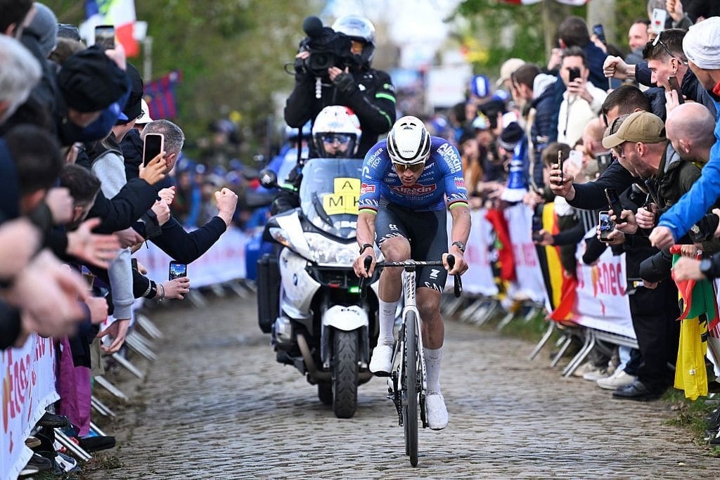 Mathieu van der Poel meldt na tweede plek in Ronde van Vlaanderen probleem: 'Er rijdt een fenomeen rond'