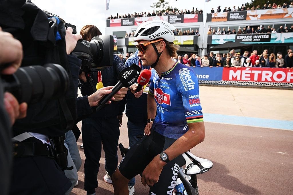 Mathieu van der Poel verrast met nieuwe look: wielericoon zet schaar in 'matje'