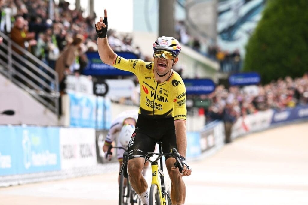 Toprenner Wout van Aert kan impact van monumentale zege 'nog altijd niet bevatten': ‘Kinderen inspireren is het mooiste’