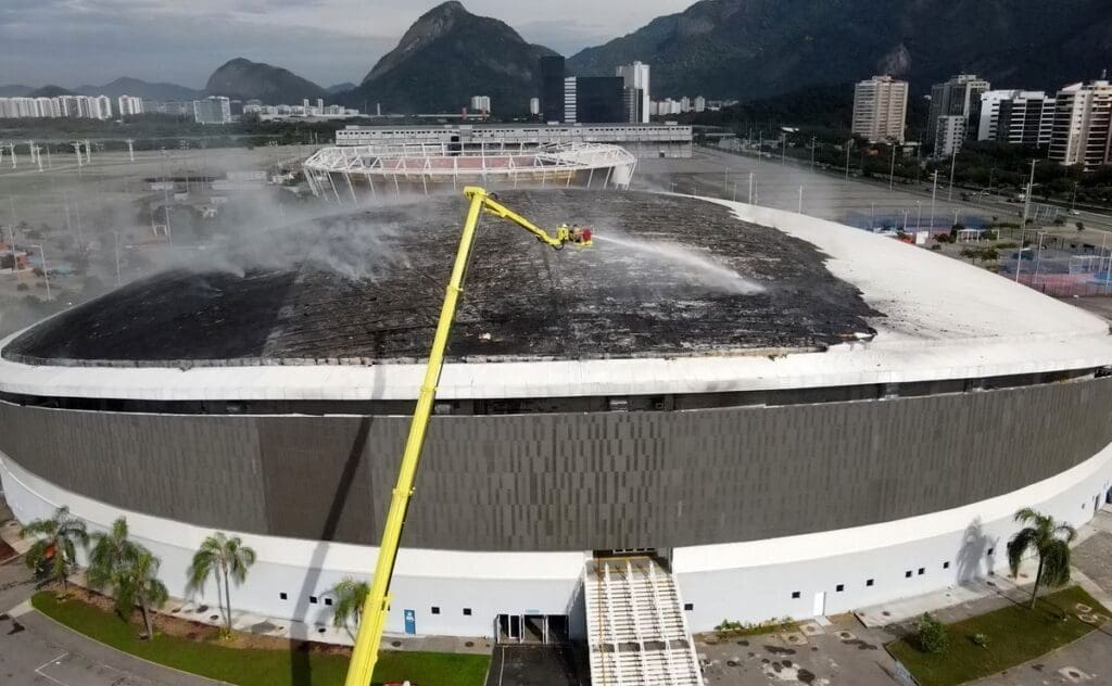 Dak van olympisch stadion getroffen door nachtelijke brand: 'Een grote catastrofe voorkomen'