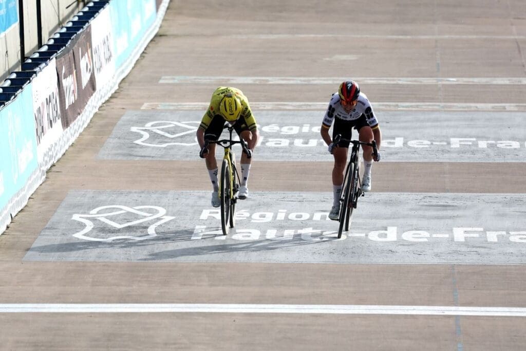 Wielericoon Marianne Vos (38) op de streep geklopt in Parijs-Roubaix na emotionele periode