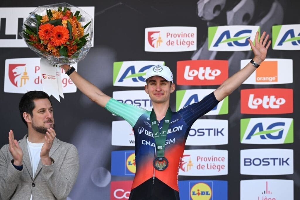 Wielersensatie Paul Seixas (19) passeert Mathieu van der Poel na indrukwekkend duel met Tadej Pogacar
