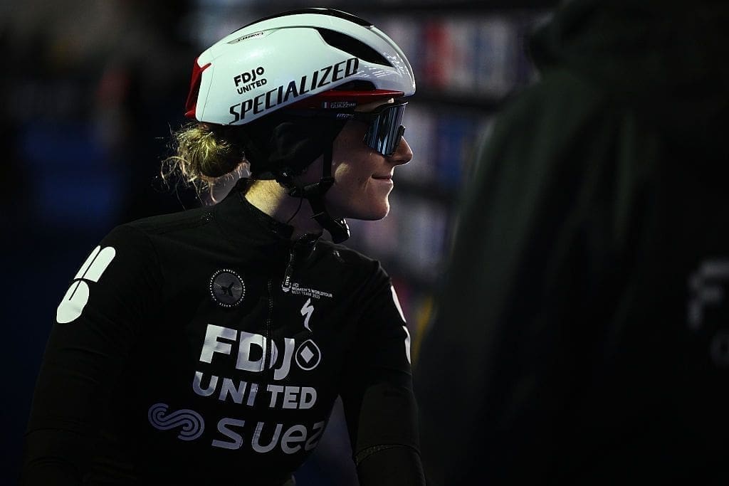 Angstaanjagende beelden van heftige crash: official onderuit geschoffeld én geraakt door vliegende fiets