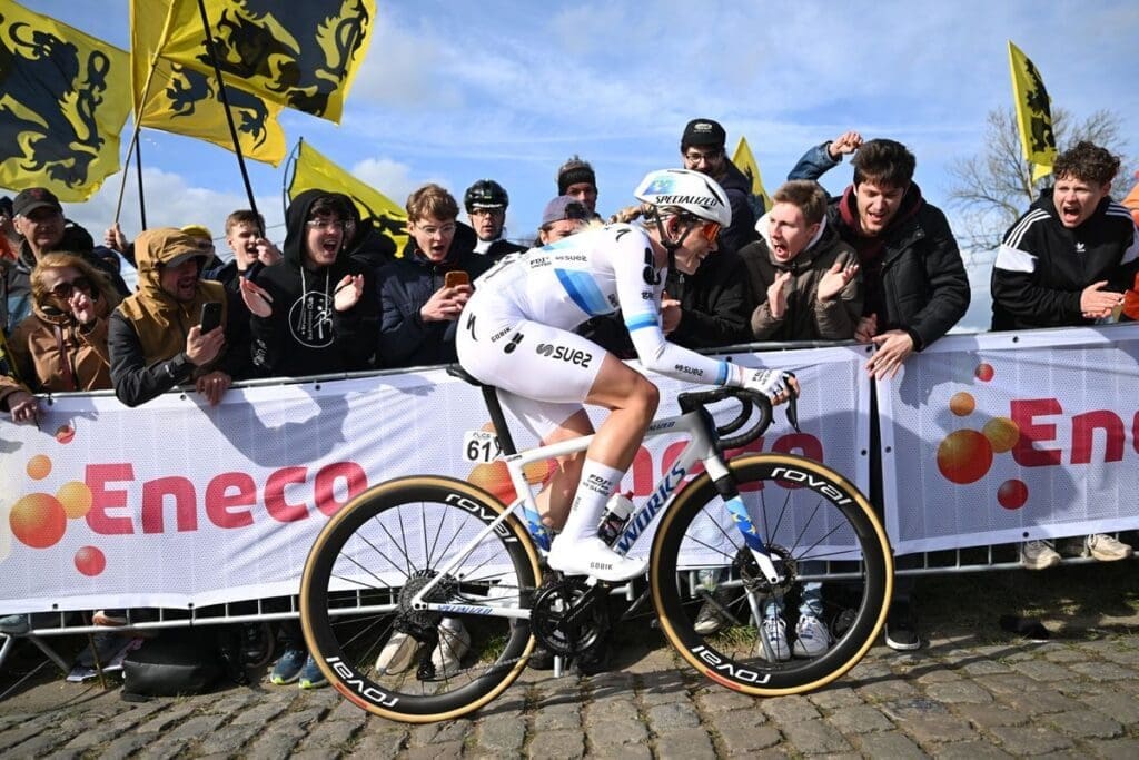 Demi Vollering blijkt zelfs sneller dan Remco Evenepoel tijdens magistrale overwinning in Ronde van Vlaanderen