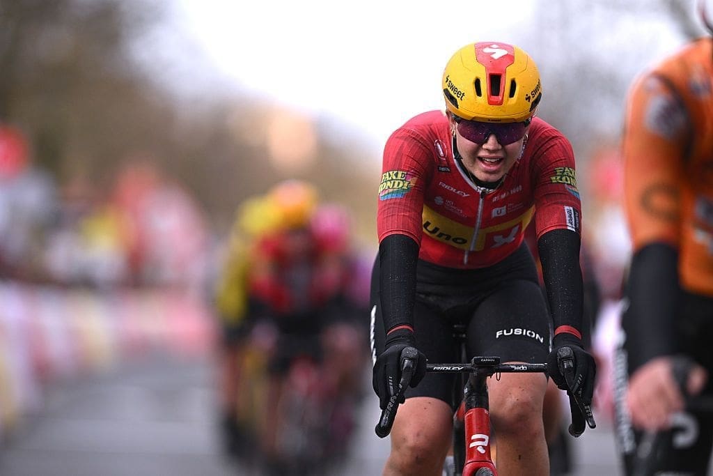 Wielertalent (19) ernstig gewond na zware valpartij in Parijs-Roubaix: hersenbloeding en meerdere botbreuken