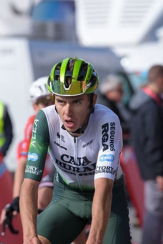 Spaans wielertalent (23) zwaargewond na vreselijke valpartij: 'Per helikopter overgebracht'