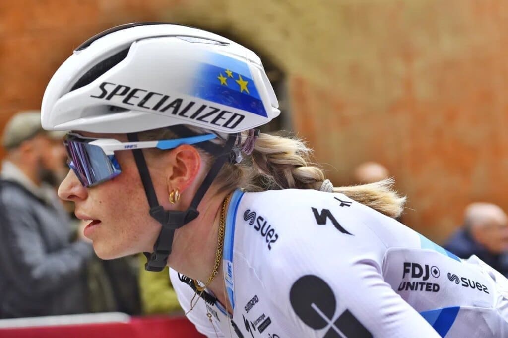 Demi Vollering overklast concurrentie en wint Ronde van Vlaanderen 2026 (v)