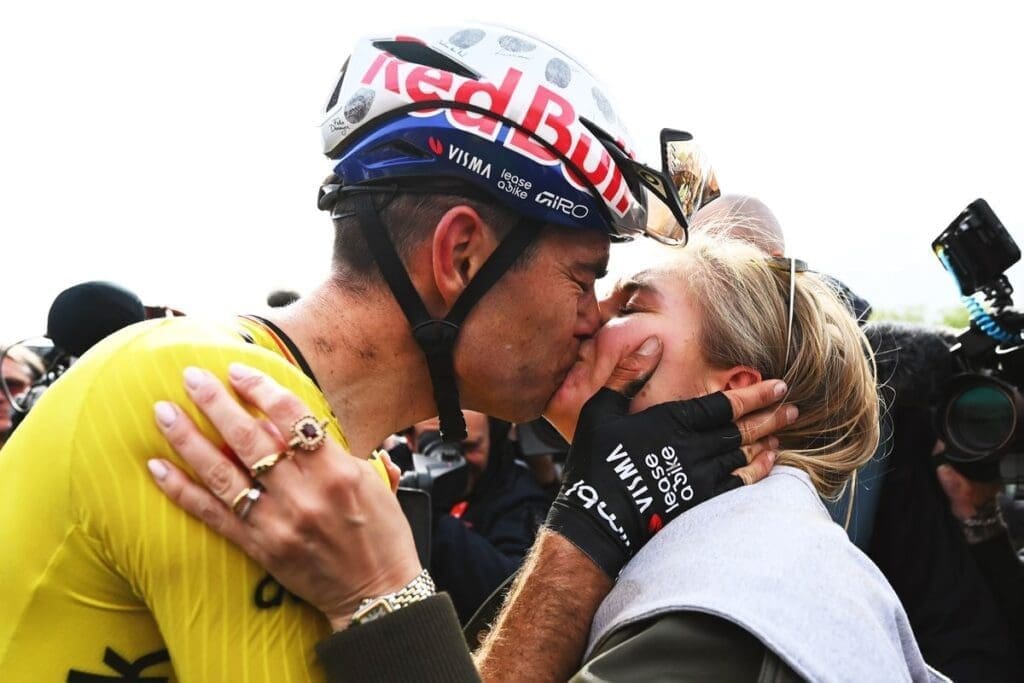 Topwielrenner Wout van Aert beleeft 'betoverende avond' met vrouw na grandioos succes in Parijs-Roubaix