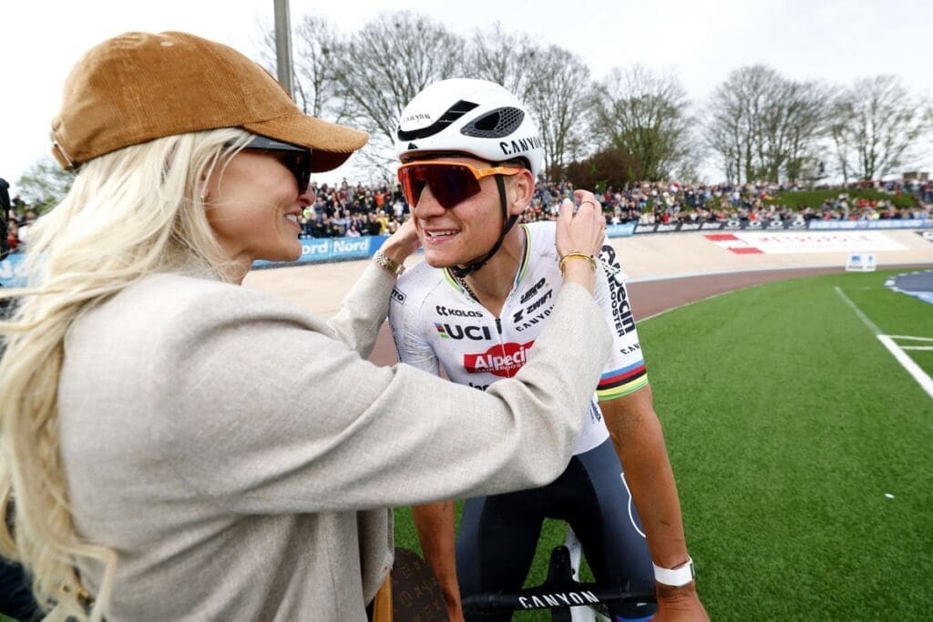 Vriendin Mathieu van der Poel vertelt over relatie met topwielrenner: 'Daar hou ik zo van'
