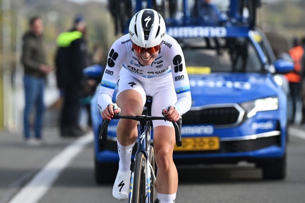 'Opvallende' kritiek op topwielrenster Demi Vollering wekt discussie op: 'Ze is vaak door het ijs gezakt'