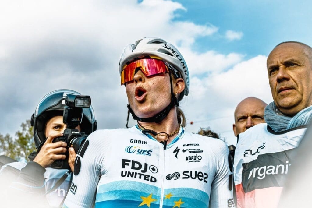 Demi Vollering zorgt voor prachtig wielersucces: Nederlandse boekt grootse zege in Waalse Pijl