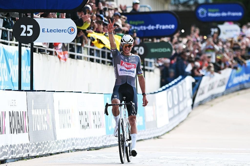 Live Parijs-Roubaix | Ploegen van Mathieu van der Poel en Tadej Pogacar gunnen vluchters geen ruimte