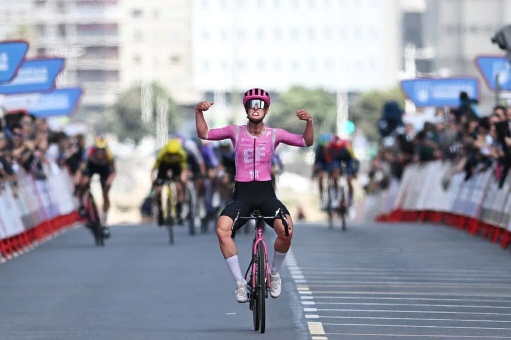 Cédrine Kerbaol wint verrassend etappe 3 La Vuelta Femenina 2026 na late uitval.