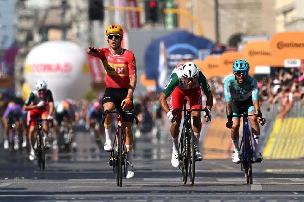 Dversnes verrast sprintploegen en wint etappe 15 Giro d’Italia 2026