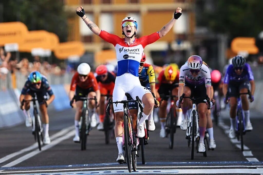 Wiebes opent Giro d’Italia Women 2026 met machtige sprintzege en eerste roze trui
