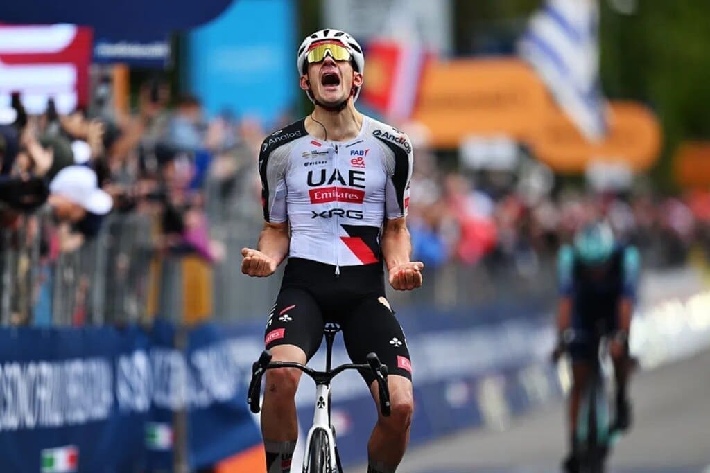 Igor Arrieta wint na een bizarre slotfase in 5e etappe Giro d'Italia 2026
