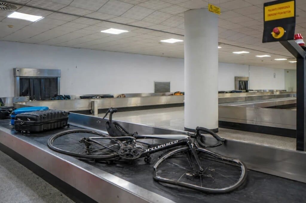 De luchthaven is in wezen één grote fietsvernielmachine