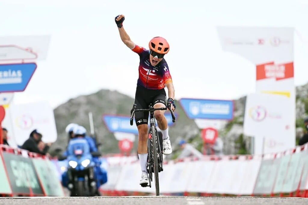 Petra Stiasny wint Etappe 7 La Vuelta Femenina 2026 na gevecht op Angliru