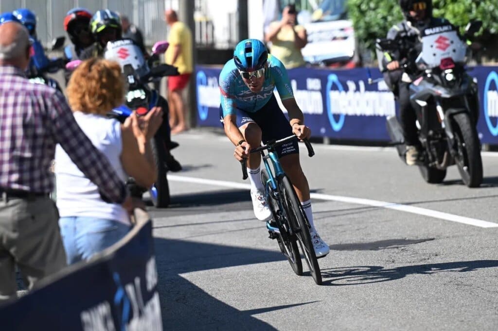 Bettiol wint 13e Giro-etappe na late aanval, Astana pakt derde ritzege